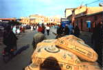 Marokkanisches Baufahrzeug liefert Zement aus (41 k)